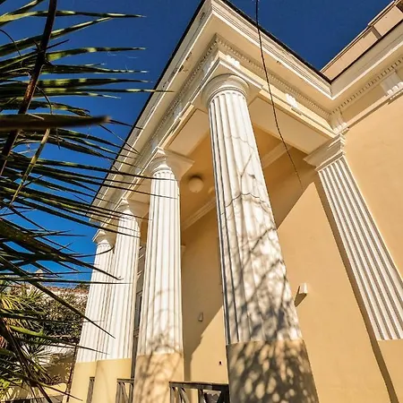 Quattro Colonne, Apartment