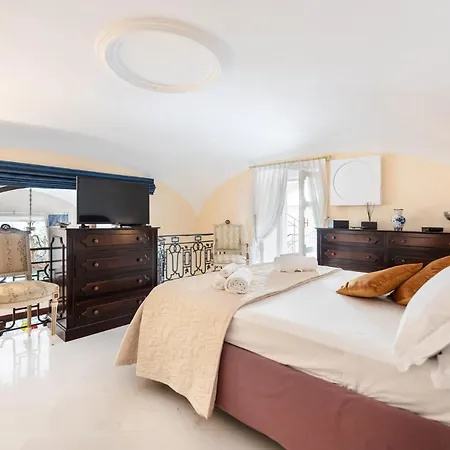 Quattro Colonne, Apartment